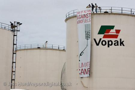 Day of action against Agrofuels Vopak Terminal for Greenergy, West Thurrock. Climate Camp calls for the government to take action on climate change and stop the bulding of Kingsnorth coal fired electricity station. Rochester, Kent.
© Jess Hurd/reportdigital.co.uk
Tel: 01789-262151/07831-121483  
info@reportdigital.co.uk  
NUJ recommended terms & conditions apply. Moral rights asserted under Copyright Designs & Patents Act 1988. Credit is required. No part of this photo to be stored, reproduced, manipulated or transmitted by any means without permission.