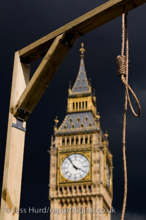 Anti Capitalist protesters leave a hangman's noose in Parliament Square, Mayday. Westminster, London.

© Jess Hurd/reportdigital.co.uk
Tel: 01789-262151/07831-121483  
info@reportdigital.co.uk  
NUJ recommended terms & conditions apply. Moral rights asserted under Copyright Designs & Patents Act 1988. Credit is required. No part of this photo to be stored, reproduced, manipulated or transmitted by any means without permission.