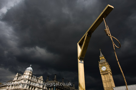 Anti Capitalist protesters leave a hangman's noose in Parliament Square, Mayday. Westminster, London.

© Jess Hurd/reportdigital.co.uk
Tel: 01789-262151/07831-121483  
info@reportdigital.co.uk  
NUJ recommended terms & conditions apply. Moral rights asserted under Copyright Designs & Patents Act 1988. Credit is required. No part of this photo to be stored, reproduced, manipulated or transmitted by any means without permission.